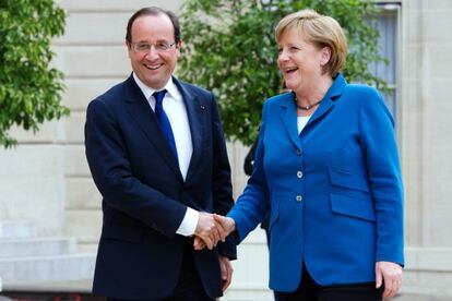 Fran&ccedil;ois Hollande recibe a la canciller alemana Angela Merkel en el El&iacute;seo