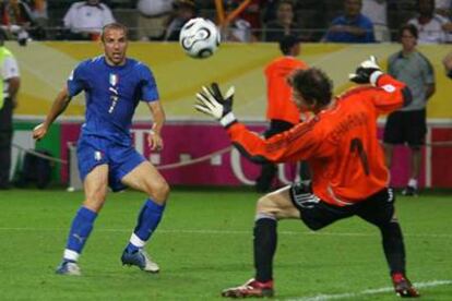 Del Piero eleva el balón con temple y suavidad para colocarlo lejos del alcance de Lehmann y rubricar la condición de finalista de Italia.