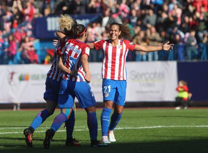 Marta Carredera celebra su gol junto a sus compañeras de equipo.