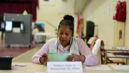 Una trabajadora electoral ayuda a los votantes de la Iglesia Baptista Floyd Road en Austell, Georgia.