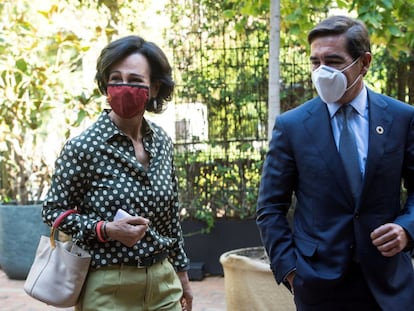 La presidenta del Banco Santander, Ana Patricia Botín (i) y el presidente del BBVA, Carlos Torre (d) a su llegada a la conferencia "España puede. Recuperación, Transformación, Resiliencia". 