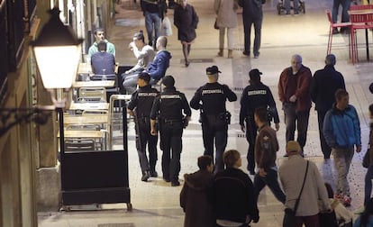 Agentes de la Ertzaintza patrullan las calles del País Vasco.