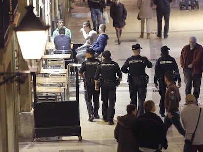 Agentes de la Ertzaintza patrullan las calles del País Vasco.