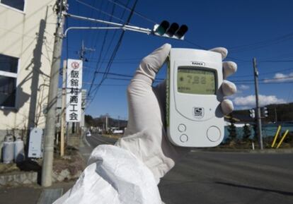 Un miembro de Greenpeace realiza mediciones de radiactividad en la ciudad japonesa de Iitate.
