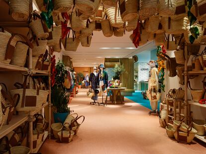 Interior de la tienda efímera de Loewe en Ibiza, un tributo a los recuerdos pitiusos de juventud de su director creativo, Jonathan Anderson.