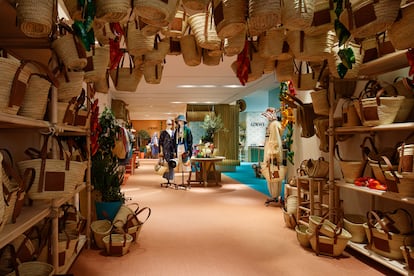 Interior de la tienda efímera de Loewe en Ibiza, un tributo a los recuerdos pitiusos de juventud de su director creativo, Jonathan Anderson.