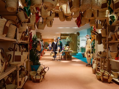 Interior de la tienda efímera de Loewe en Ibiza, un tributo a los recuerdos pitiusos de juventud de su director creativo, Jonathan Anderson.