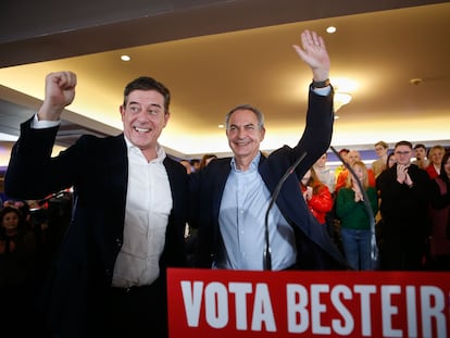 El candidato socialista, José Ramón Gómez Besteiro, y José Luis Rodríguez Zapatero, este martes en Lugo.