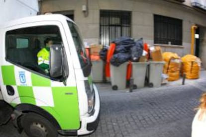 Un camión de recogida de basura en una calle de la capital. EFE/Archivo