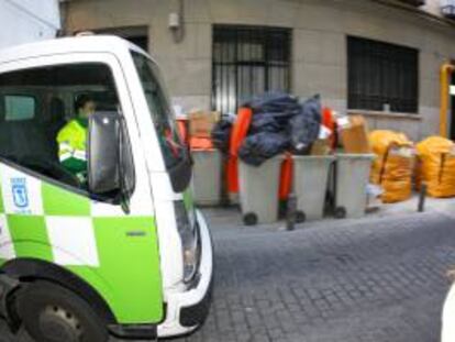 Un camión de recogida de basura en una calle de la capital. EFE/Archivo