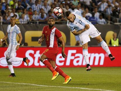 Nicolás Otamendi conecta un perfecto tiro libre de Angel Di María.