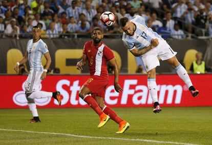 Nicolás Otamendi conecta un perfecto tiro libre de Angel Di María.