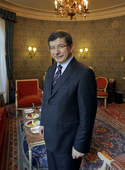 El ministro turco Ahmet Davutoglu, ayer en Madrid.