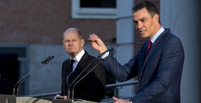 El canciller de Alemania, Olaf Scholz, junto al presidente de España, Pedro Sánchez.