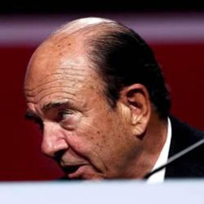 El presidente del Banco Santander, Emilio Botín, junto al consejero delegado del banco, Alfredo Sáez.