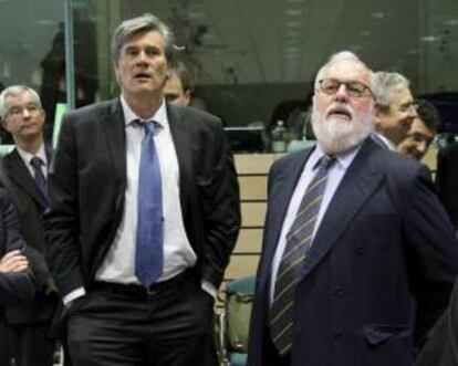 El ministro de Agricultura y Pesca español, Miguel Arias Cañete (d), y su homólogo francés, Stephane Le Foll, asisten al Consejo de Ministros de Agricultura de la Unión Europea (UE) celebrado ayer en Bruselas, Bélgica.