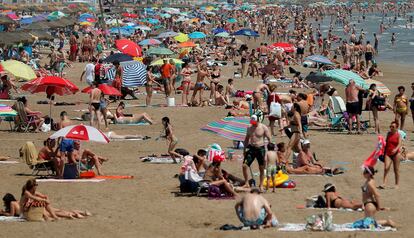 Playa de la Malvarrosa al comienzo de las vacaciones de verano.