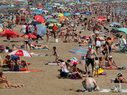 Playa de la Malvarrosa al comienzo de las vacaciones de verano.