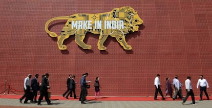 Un cartel de la campaña del Gobierno para potenciar la inversión industrial en India