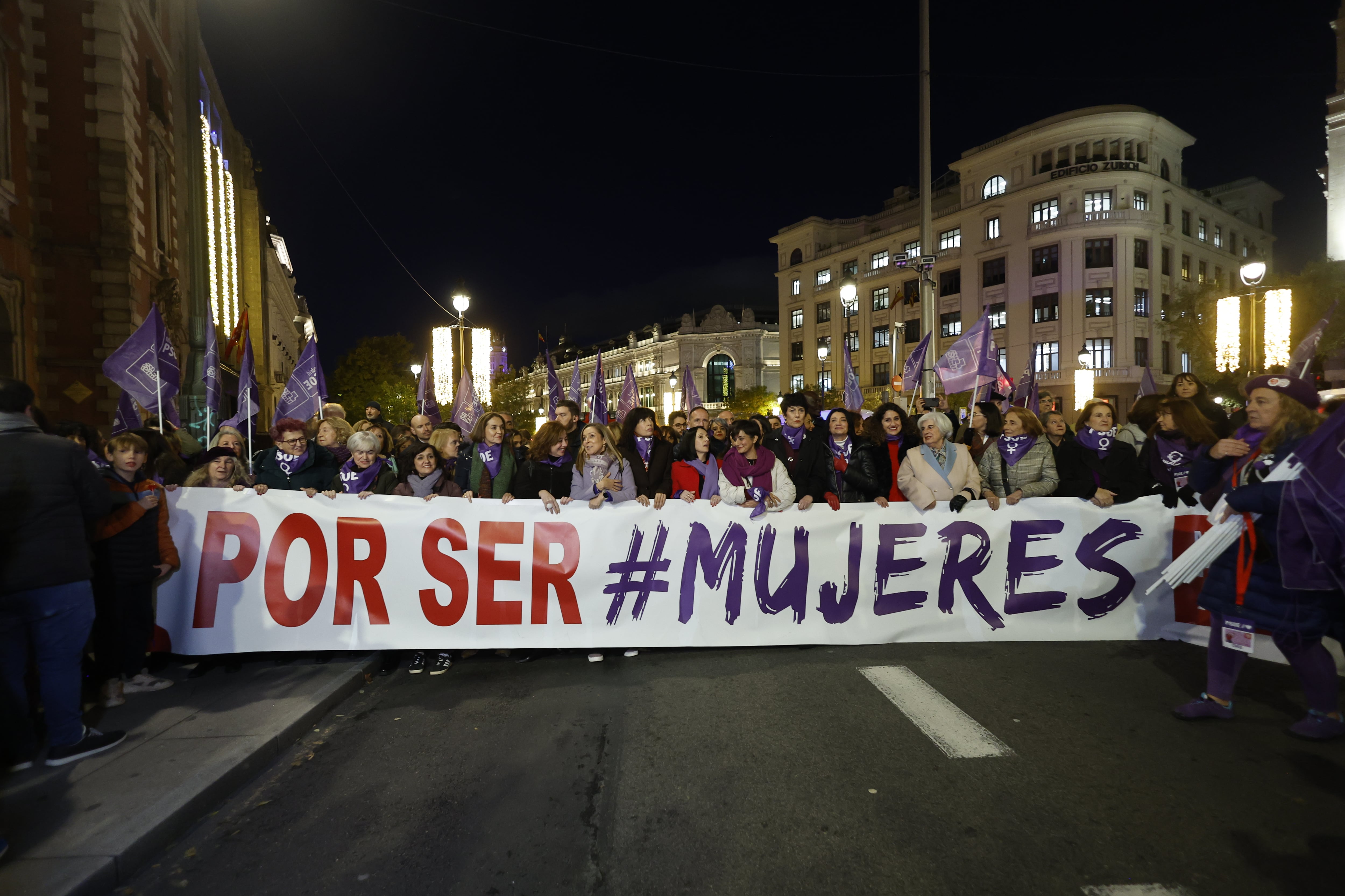 La ministra de Igualdad, Ana Redondo, junto a otras ministras socialistas como Isabel Rodríguez y la presidenta del Congreso, Francina Armengol, en la manifestación convocada por el Movimiento Feminista de Madrid y el Foro 25N.