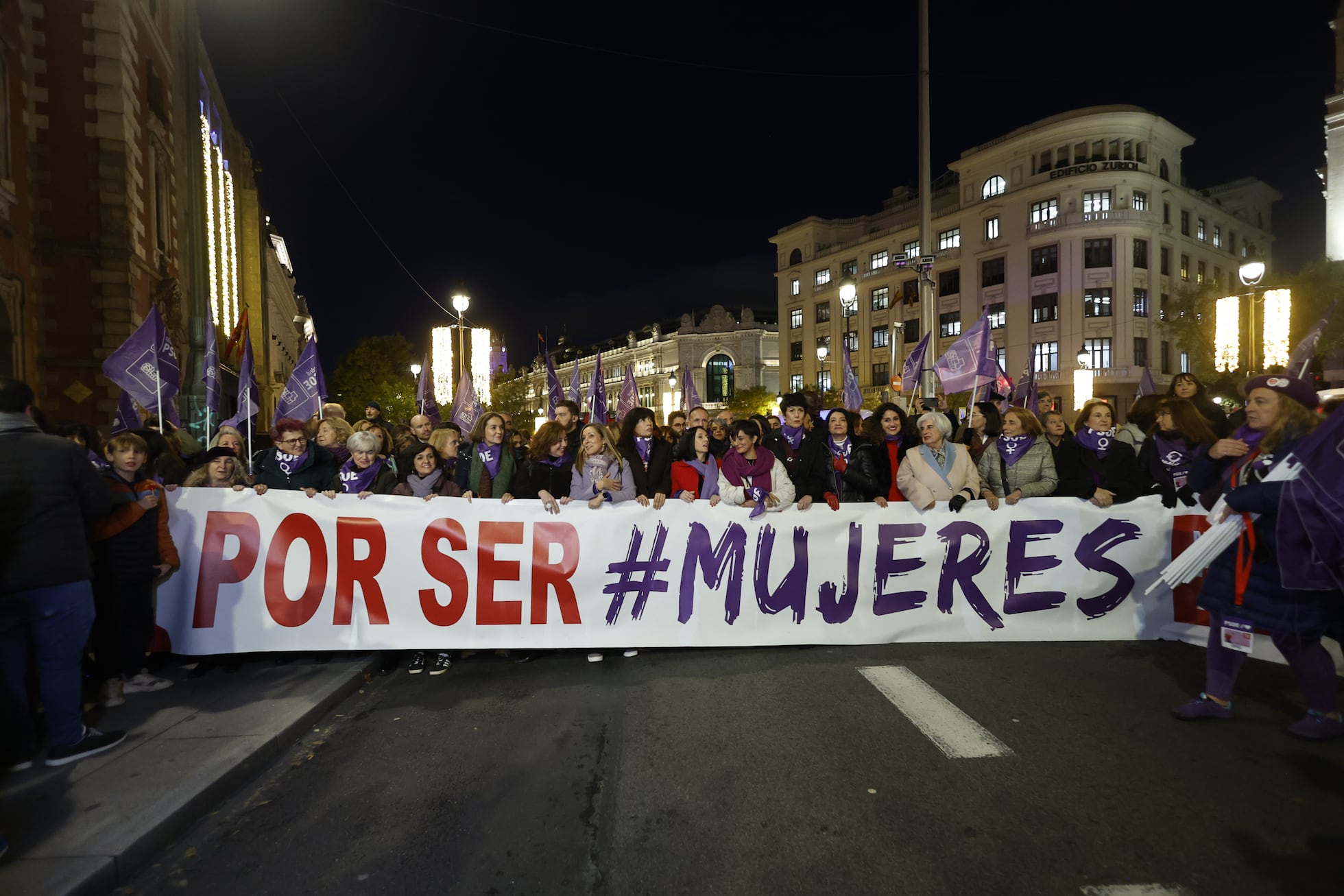 Miles de mujeres marchan contra el negacionismo y el riesgo de ...