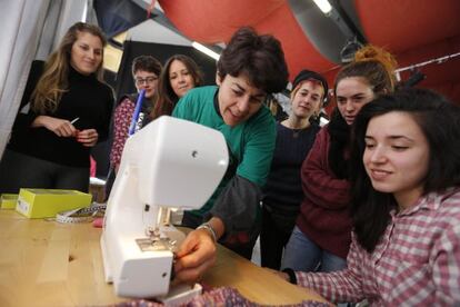 Marieta Escobar, amb samarreta verda, envoltada de les seves alumnes.