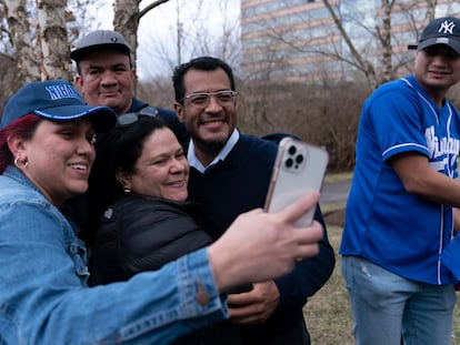 El dirigente opositor Félix Maradiaga se toma una foto con seguidores en Chantill, Virginia, el 9 de febrero de 2023