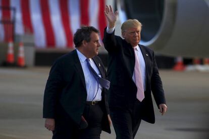 El precandidato republicano Donald Trump y el gobernador de Nueva Jersey, Chris Christie, llegan a un mitín en Youngstown, Ohio.