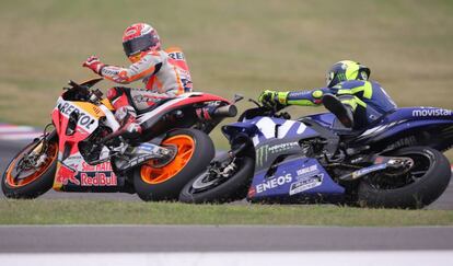 Márquez derriba a Rossi en Termas.