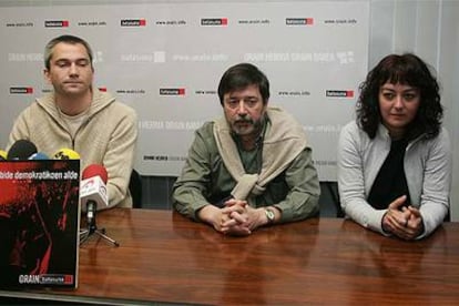 Joseba Permach, Rafael Díez Usabiaga y Elizabeth Zubiaga, durante su comparecencia en San Sebastián.