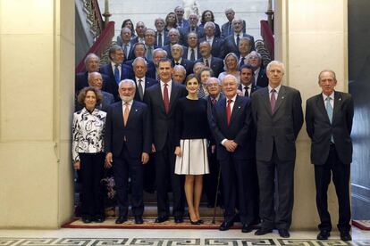 Los Reyes Felipe VI y Letizia, en el centro, con los acad&eacute;micos de la RAE, en su sede de Madrid.