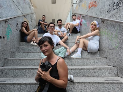 La fotógrafa Laura Ortega, junto con alguno de los jóvenes que han participado en el proyecto (Michel, Maia, Cesar, María, Cira y Raúl), en el complejo Azca.