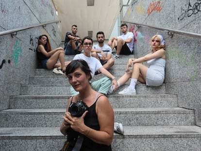 La fotógrafa Laura Ortega, junto con alguno de los jóvenes que han participado en el proyecto (Michel, Maia, Cesar, María, Cira y Raúl), en el complejo Azca.