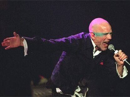 El cantante de R.E.M., Michael Stipe, durante el concierto que el grupo ofreció en Madrid en octubre de 2003.