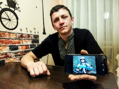 Vadim Belov sostenía una imagen de su hermano Volodímir, militar muerto en el frente del Donbás, el jueves en su casa de Zabirya (Ucrania).