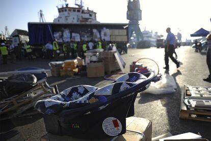 Un portabebés que se hallaba a bordo de uno de los barcos de la flota, ayer en el puerto de Ashod.