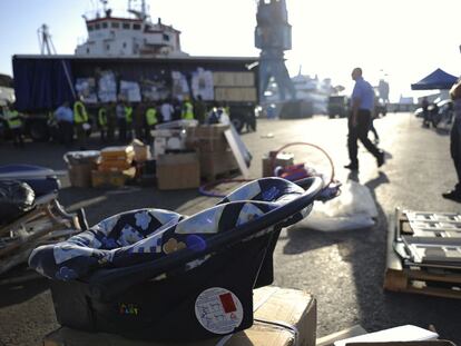 Un portabebés que se hallaba a bordo de uno de los barcos de la flota, ayer en el puerto de Ashod.