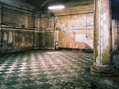 Aún pueden verse las baldosas originales de los pasillos junto a lo que parecen los restos de los lavabos públicos.