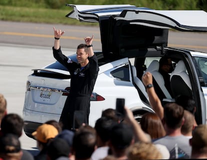 El multimillonario saluda a su llegada al Kennedy Space Center. Isaacman, que comenzó su carrera a los 15 años creando páginas web para pequeños negocios locales, es fundador y director ejecutivo de Shift4 Payments.