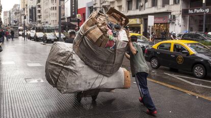 Un hombre recolecta cartón en Buenos Aires, Argentina.