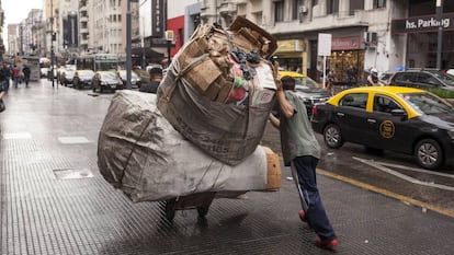 Un hombre recolecta cartón en Buenos Aires, Argentina.