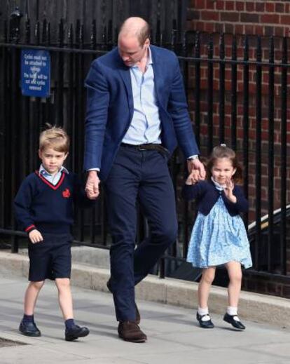 Los príncipes Jorge y Carlota junto a su padre el príncipe Guillermo en su primera visita a su nuevo hermano.