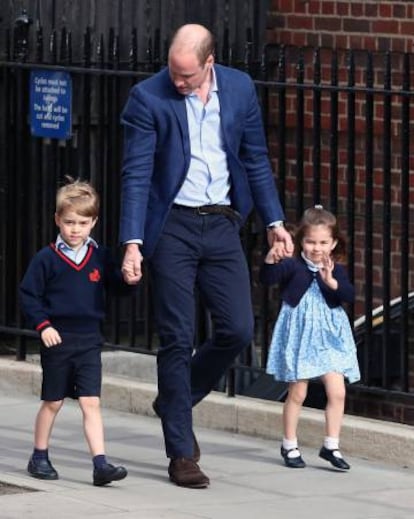 Los príncipes Jorge y Carlota junto a su padre el príncipe Guillermo en su primera visita a su nuevo hermano.