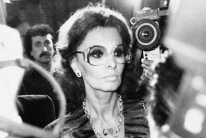 Sofía Loren entrando a la cárcel de Nápoles en 1982.