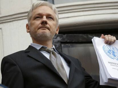 Julian Assange sujeta un informe de la ONU en la embajada de Ecuador. 