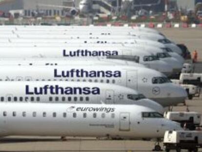 Aviones de Lufthansa en el aeropuerto de D&uuml;sseldorf (Alemania).