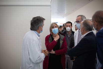 La consellera de Salud de la Generalitat, Alba Vergés, durante una visita al Hospital Moisès Broggi, en Sant Joan Despí (Barcelona), el 20 de abril.