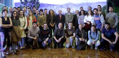 Ibon Areso junto a miembros de su corporación y participantes en el concurso de Juventudes Musicales. 