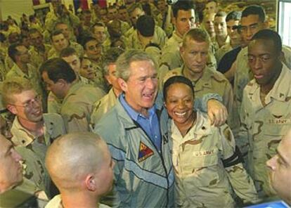 El presidente de Estados Unidos, George W. Bush, rodeado de militares ayer en la base militar del aeropuerto de Bagdad.