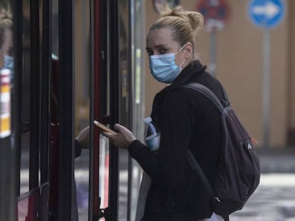 Una usuaria del transporte público, en Sevilla.